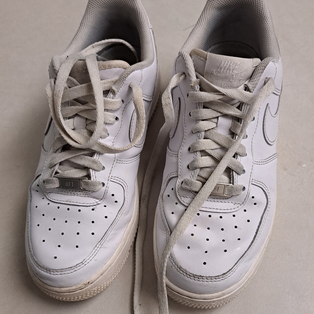 GUC Nike Air Force 1  07 low top white sneakers size 6.5